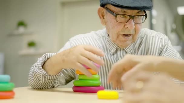 Video Due Anziani Che Organizzano Pezzi Gioco Abilità Geriatria — Video Stock