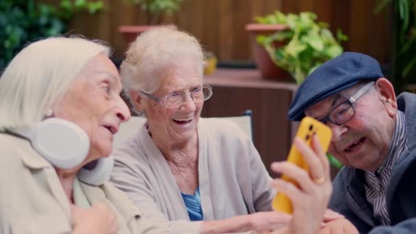 Vídeo Três Pessoas Idosas Geriátrico Usando Telefone Sorrindo — Vídeo de Stock