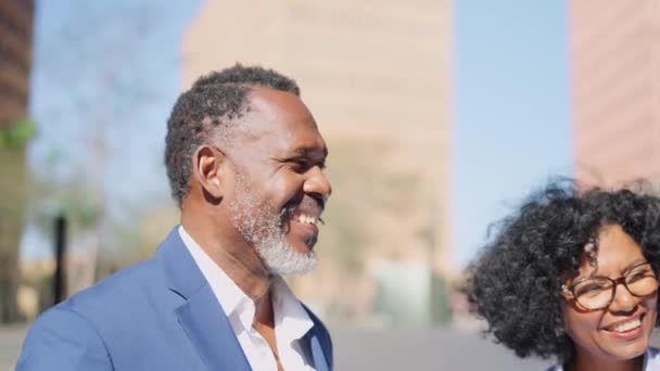 Video Van Twee Afrikaanse Zakenman Glimlachend Tijdens Het Chatten Buiten — Stockvideo