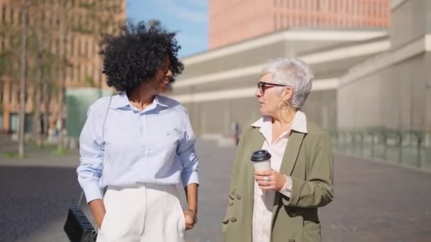 Video Una Mujer Negocios Hablando Tomando Café Distrito Financiero — Vídeo de stock