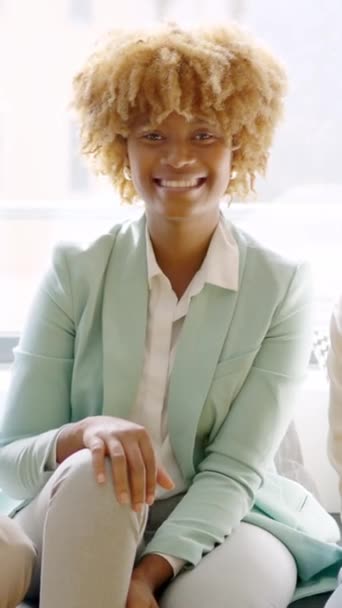 Vídeo Cámara Lenta Acercándose Mujer Sonriendo Cámara Sentada Relajada Coworking — Vídeos de Stock