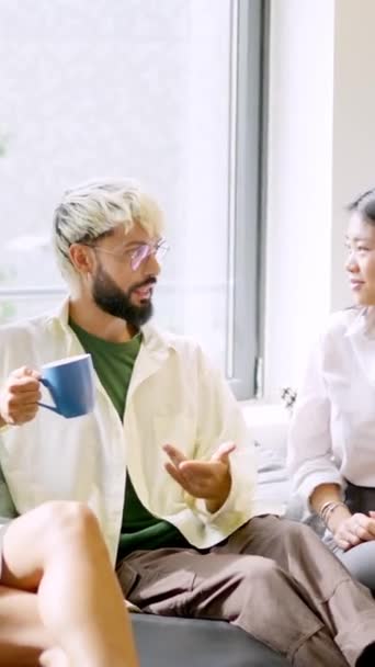 Zpomalené Video Spolupracovníků Chatování Uvolněně Během Přestávky Kávu Posezení Pohodlných — Stock video