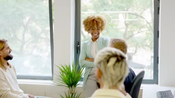 同僚とのミーティングで笑顔のアフリカのマネージャーのスローモーションビデオ — ストック動画