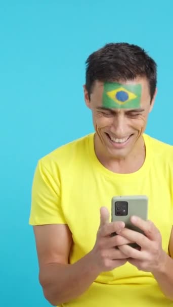 Studio Wideo Chromatycznym Tłem Brazylijczyka Flagą Brazylii Namalowaną Twarzy Patrzącego — Wideo stockowe