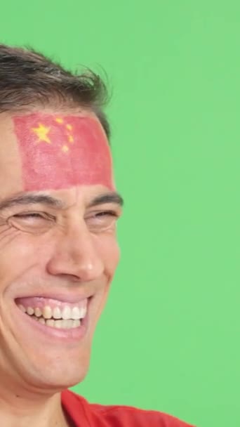 Видео Студии Хромой Счастливого Человека Китайским Флагом Нарисованным Лице Смотрящим — стоковое видео
