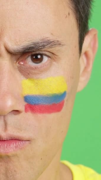 Видео Студии Хромой Крупным Планом Серьезного Человека Колумбийским Флагом Нарисованным — стоковое видео