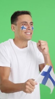 Stüdyoda gergin bir adamın Finlandiya 'ya tezahürat ettiği bir krom film sonunda bakışlarını kaçıran heyecan verici bir maç sırasında