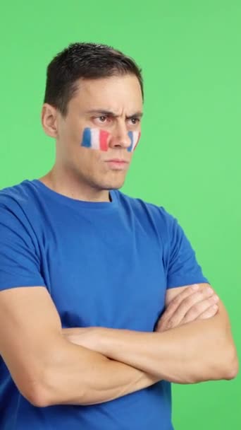 Film Studiu Chromą Francuskiego Patrioty Odwracającego Wzrok Poważnym Wyrazem Twarzy — Wideo stockowe