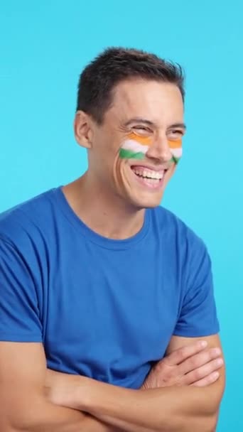 Video Estudio Con Croma Hombre Feliz Con Bandera India Pintado — Vídeo de stock