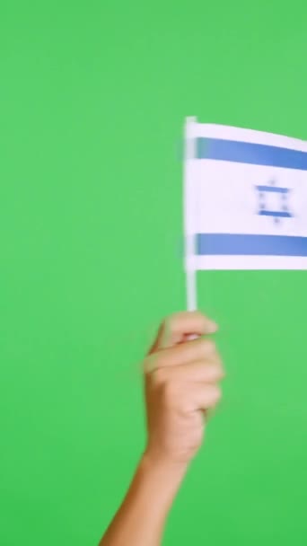 스튜디오에서 비디오 크로마 측면에서 이스라엘의 국기의 페넌트를 흔들며 — 비디오