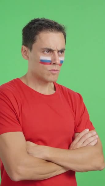Wideo Studiu Chromą Mężczyzny Rosyjską Flagą Namalowaną Twarzy Odwracając Wzrok — Wideo stockowe