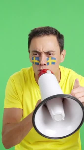 Stüdyoda Yüzünde Sveç Bayrağı Olan Bir Adamın Krom Rengiyle Kalabalığı — Stok video