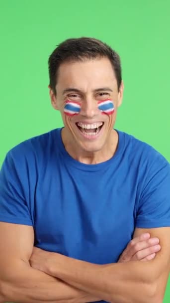 Видео Студии Хромой Человека Стоящего Флагом Тахи Нарисованным Лице Улыбающимся — стоковое видео