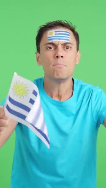 Видео Студии Хромой Человека Размахивающего Уругвайским Национальным Флагом Рассерженного Решением — стоковое видео