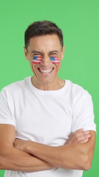 在演播室里 一个人站在那里 脸上挂着美国国旗 双手交叉地微笑 — 图库视频影像