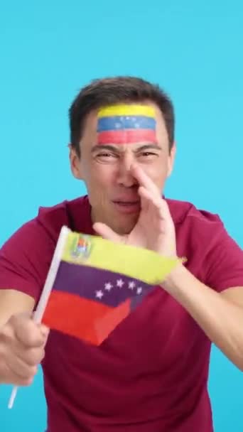 在演播室里播放着一个男人为委内瑞拉尖叫和挥动国旗而热烈欢呼的画面 — 图库视频影像