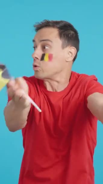 Видео Студии Хромой Человека Размахивающего Бельгийским Национальным Флагом Рассерженного Решением — стоковое видео