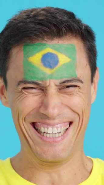 Видео Студии Хромой Крупного Плана Кавказца Бразильским Флагом Нарисованным Лице — стоковое видео