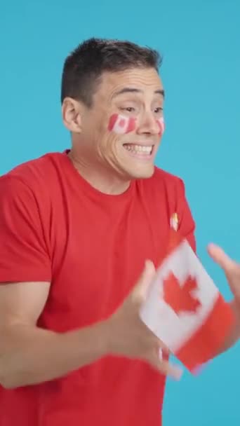 Video Estudio Con Croma Hombre Nervioso Animando Canadá Durante Emocionante — Vídeos de Stock