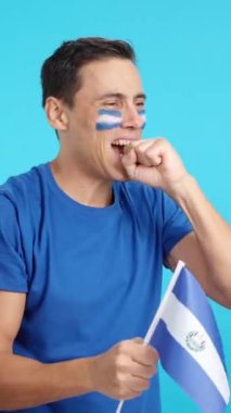 Stüdyoda, gergin bir adamın El Salvador 'a tezahürat ettiği bir krom krom. Heyecan verici bir maç sırasında.