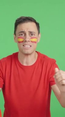 Heyecan verici bir yürüyüş sırasında tutkulu ve gergin İspanyol bir destekçinin kromasıyla stüdyoda video sonunda kayboldu.