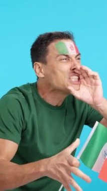 Stüdyoda Meksika ulusal bayrağını sallayan, hakemlerin kararına kızgın bir adamın krom görüntüsü var.