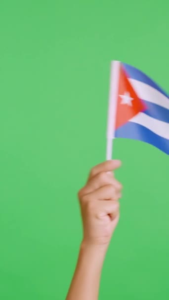 크로마와 스튜디오에서 비디오 측면에서 쿠바의 국기의 페넌트를 흔들어 — 비디오