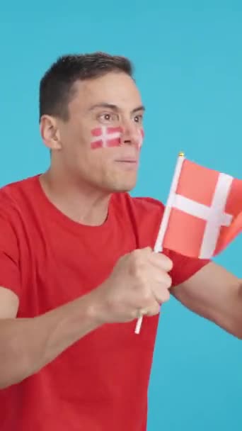 Video Studiu Chromou Muže Který Odvrací Pohled Dánskou Národní Vlajkou — Stock video