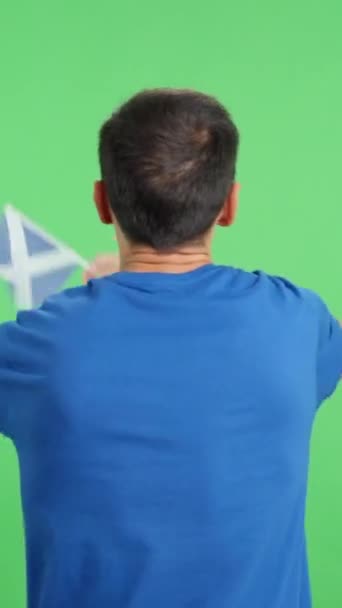 Videó Stúdióban Chroma Hátsó Nézet Egy Férfi Integető Skót Zászlót — Stock videók