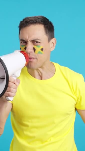 Vídeo Estúdio Com Croma Homem Com Uma Bandeira Jamaicana Pintada — Vídeo de Stock