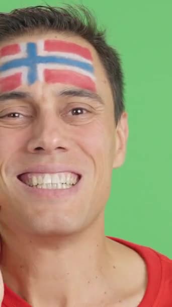 Закрыть Видео Студии Хромой Нервного Человека Нарисованным Лице Норвежским Флагом — стоковое видео