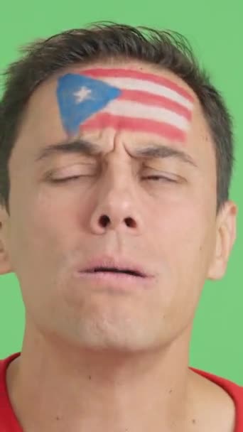 Zblízka Video Studiu Chromou Velmi Nervózního Muže Portorikánskou Vlajkou Namalovanou — Stock video