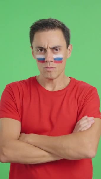 电影制片厂里 一个威严而严肃的男人 脸上挂着俄罗斯国旗 神气十足地看着摄像机 — 图库视频影像