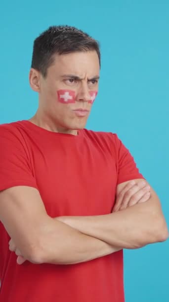 얼굴에 그려진 스위스 깃발을 남자의 크로마와 스튜디오에서 비디오 심각한 표현으로 — 비디오