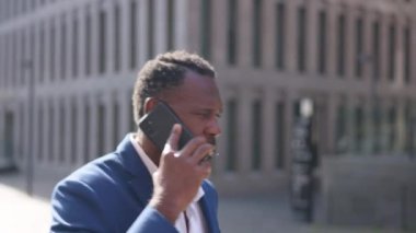 Yetişkin bir Afrikalı iş adamının cep telefonuyla konuşma videosu.