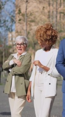 Finans bölgesinde yürüyen gevşek iş adamlarının videosu.