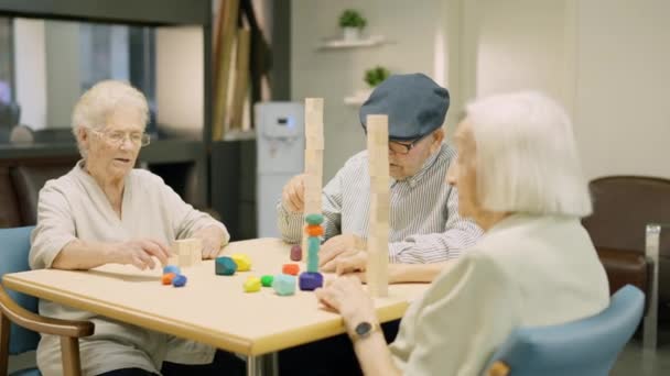 Video Tres Personas Mayores Jugando Juegos Mesa Habilidad Hogar Ancianos — Vídeos de Stock