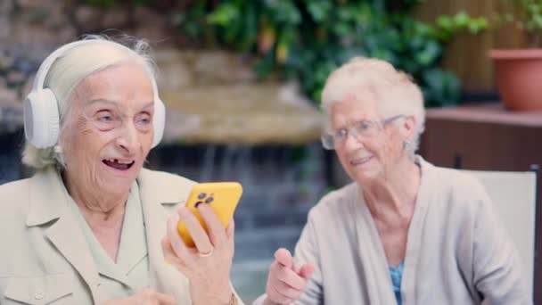 Видео Двух Пожилых Женщин Согласных Музыкой Которую Слушают Своих Мобильных — стоковое видео