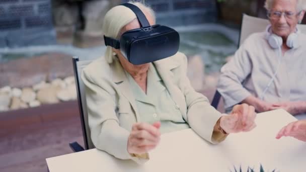 Видео Котором Пожилая Женщина Жестикулирует Используя Очки Виртуальной Реальности Пожилом — стоковое видео