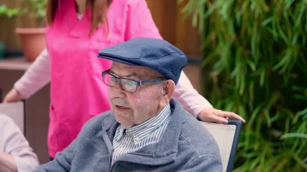 Close Video Old Man Talking Nursing Home — Stock Video