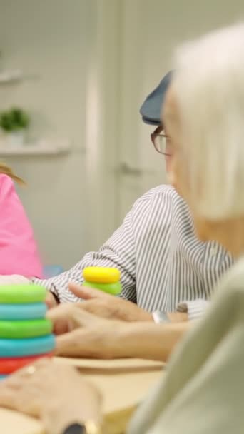 Video Seorang Perawat Membantu Seorang Senior Untuk Menyelesaikan Permainan Keterampilan — Stok Video