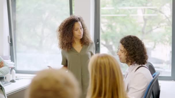 女性のマネージャーのスローモーションビデオ コワーキングのオフィスで彼女の従業員をスキャン — ストック動画