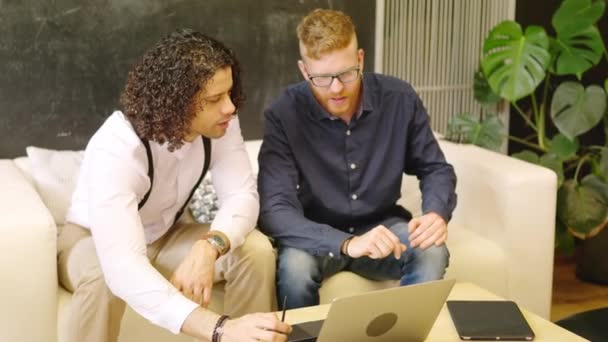 Zpomalit Video Dvou Spolupracovníků Kteří Mluví Při Používání Notebooku Sedí — Stock video