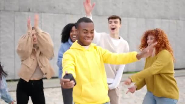 Відео Повільного Руху Молодої Групи Багатоетнічних Щасливих Друзів Танцюють Місті — стокове відео