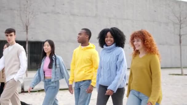 Långsam Rörelse Video Multiracial Vänner Ler Medan Promenader Längs Gatan — Stockvideo