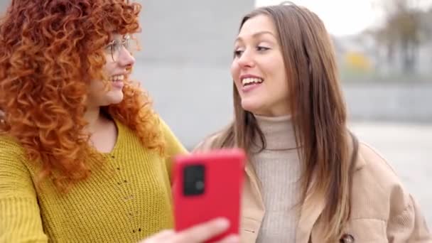 Zeitlupenvideo Von Zwei Freundinnen Die Lachen Während Sie Gemeinsam Auf — Stockvideo