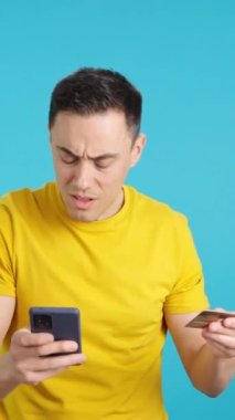 Stüdyoda kredi kartı teknik sorunları olan tiksindirici bir adamın mavi geçmişine sahip video banka teknik desteğini arıyor. Çerçeve boş başlar, adam aşağıdan görünür.