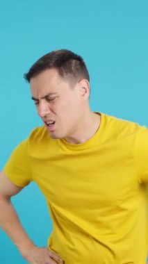 Stüdyoda, yorgun bir adamın mavi arka planlı videosu çok yorgun olduğu için mola istiyor.