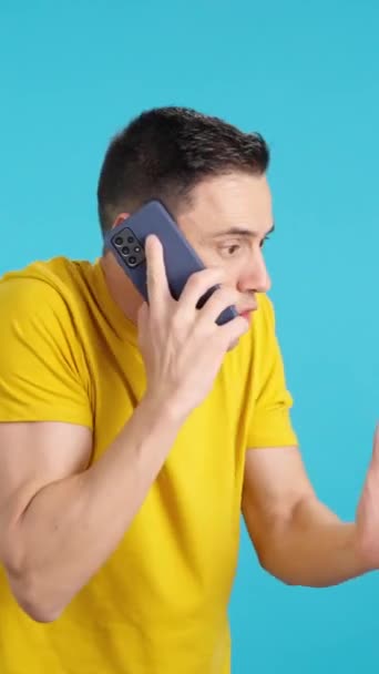 Видео Студии Голубым Фоном Злого Человека Разговаривающего Мобильному Телефону Рамка — стоковое видео