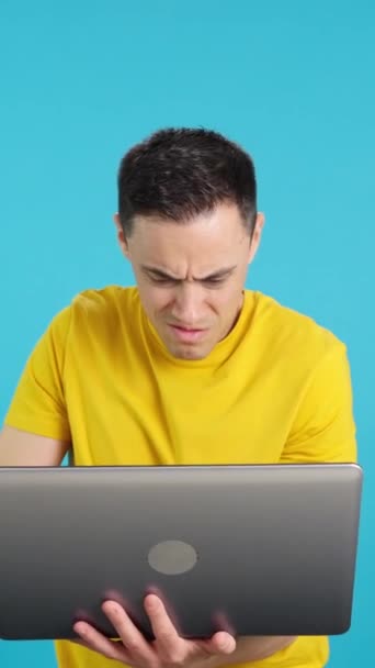 Stüdyoda Dizüstü Bilgisayarla Ilgili Sorunları Olan Öfkeli Bir Adamın Mavi — Stok video